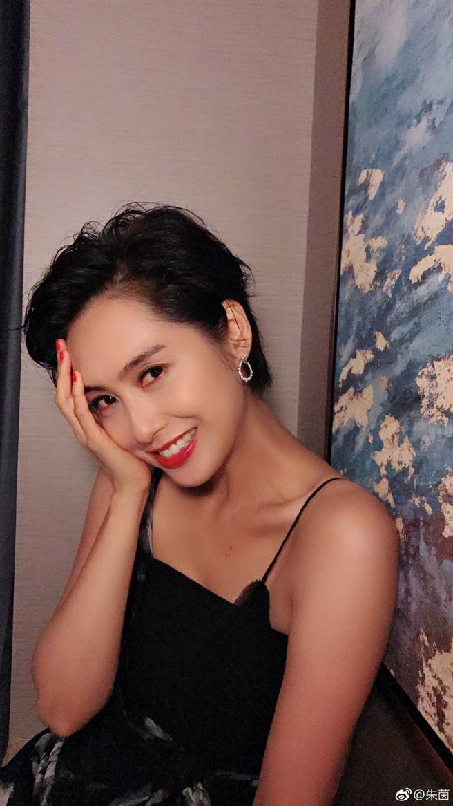相戀12年才結婚！50歲朱茵曬近照「紫霞仙子越活越美」　老公霸氣護愛「不惜和父親反目」 ：不准碰我妻子