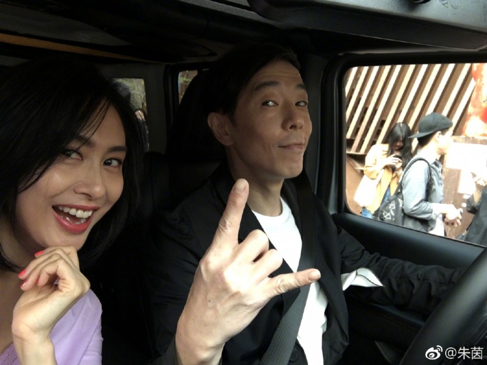 相戀12年才結婚！50歲朱茵曬近照「紫霞仙子越活越美」　老公霸氣護愛「不惜和父親反目」 ：不准碰我妻子