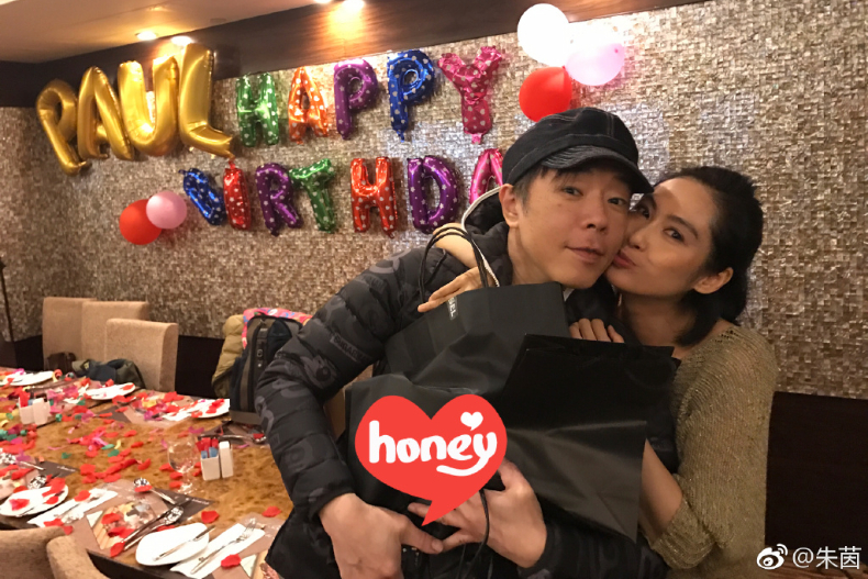相戀12年才結婚！50歲朱茵曬近照「紫霞仙子越活越美」　老公霸氣護愛「不惜和父親反目」 ：不准碰我妻子