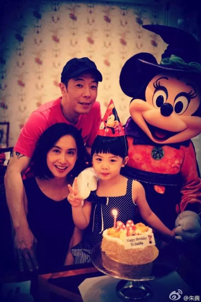 相戀12年才結婚！50歲朱茵曬近照「紫霞仙子越活越美」　老公霸氣護愛「不惜和父親反目」 ：不准碰我妻子