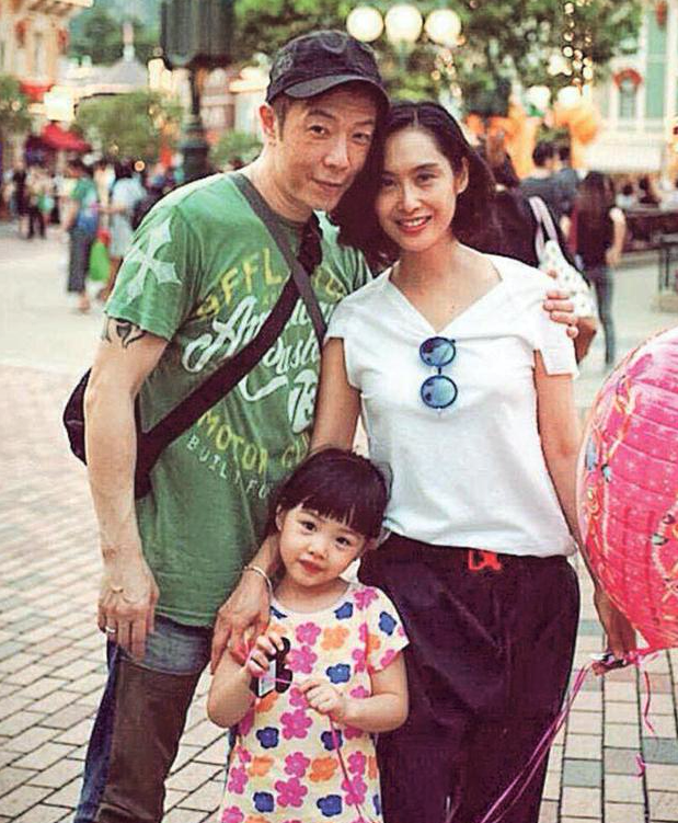 相戀12年才結婚！50歲朱茵曬近照「紫霞仙子越活越美」　老公霸氣護愛「不惜和父親反目」 ：不准碰我妻子