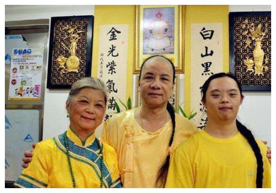 留長辮子穿滿服！男子自稱皇族後裔「因買不到火車票」鬧到售票處　大聲怒斥：「你們都是奴才」