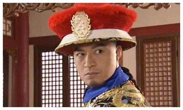 留長辮子穿滿服！男子自稱皇族後裔「因買不到火車票」鬧到售票處　大聲怒斥：「你們都是奴才」