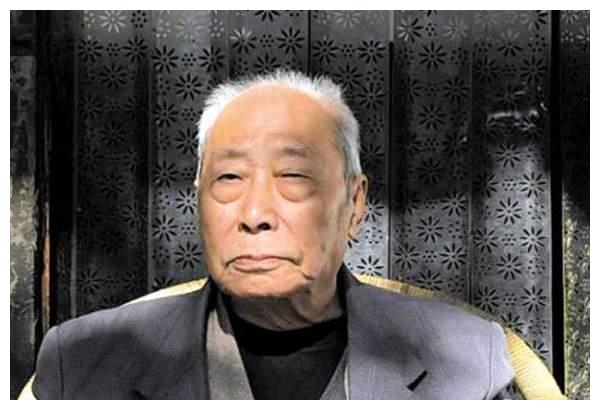 留長辮子穿滿服！男子自稱皇族後裔「因買不到火車票」鬧到售票處　大聲怒斥：「你們都是奴才」