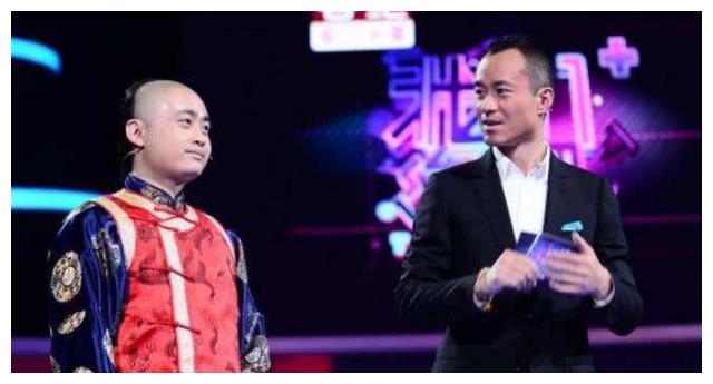 留長辮子穿滿服！男子自稱皇族後裔「因買不到火車票」鬧到售票處　大聲怒斥：「你們都是奴才」
