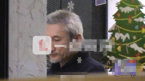 拋髮妻娶新歡！64歲再棄新歡「戀上小30歲女助理」　忘年戀恩愛8年「今70歲名導不婚」依舊瀟灑
