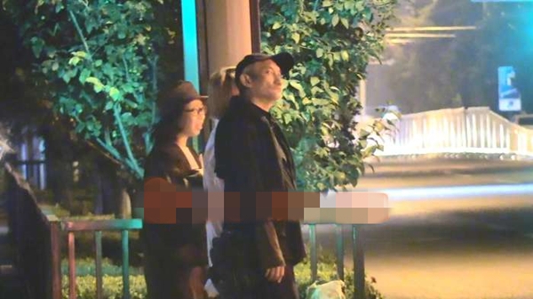 拋髮妻娶新歡！64歲再棄新歡「戀上小30歲女助理」　忘年戀恩愛8年「今70歲名導不婚」依舊瀟灑