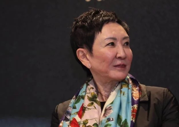 拋髮妻娶新歡！64歲再棄新歡「戀上小30歲女助理」　忘年戀恩愛8年「今70歲名導不婚」依舊瀟灑