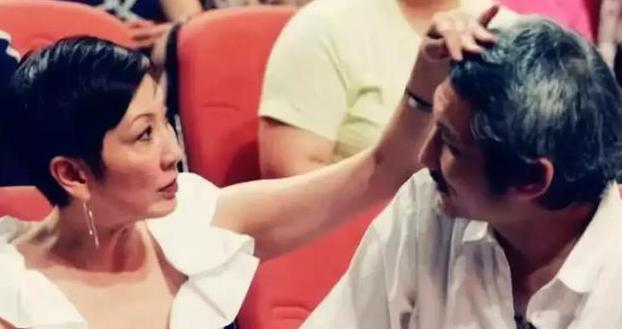 拋髮妻娶新歡！64歲再棄新歡「戀上小30歲女助理」　忘年戀恩愛8年「今70歲名導不婚」依舊瀟灑