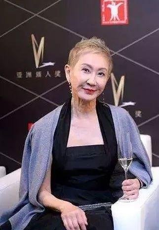 拋髮妻娶新歡！64歲再棄新歡「戀上小30歲女助理」　忘年戀恩愛8年「今70歲名導不婚」依舊瀟灑