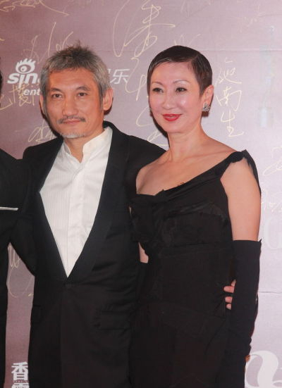 拋髮妻娶新歡！64歲再棄新歡「戀上小30歲女助理」　忘年戀恩愛8年「今70歲名導不婚」依舊瀟灑