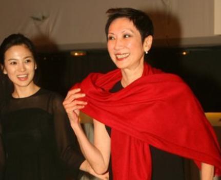 拋髮妻娶新歡！64歲再棄新歡「戀上小30歲女助理」　忘年戀恩愛8年「今70歲名導不婚」依舊瀟灑