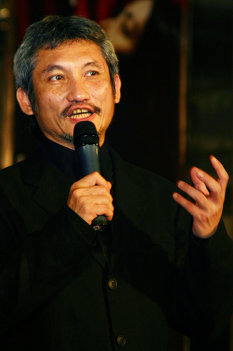 拋髮妻娶新歡！64歲再棄新歡「戀上小30歲女助理」　忘年戀恩愛8年「今70歲名導不婚」依舊瀟灑