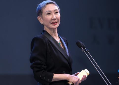 拋髮妻娶新歡！64歲再棄新歡「戀上小30歲女助理」　忘年戀恩愛8年「今70歲名導不婚」依舊瀟灑