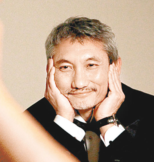 拋髮妻娶新歡！64歲再棄新歡「戀上小30歲女助理」　忘年戀恩愛8年「今70歲名導不婚」依舊瀟灑
