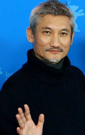 拋髮妻娶新歡！64歲再棄新歡「戀上小30歲女助理」　忘年戀恩愛8年「今70歲名導不婚」依舊瀟灑