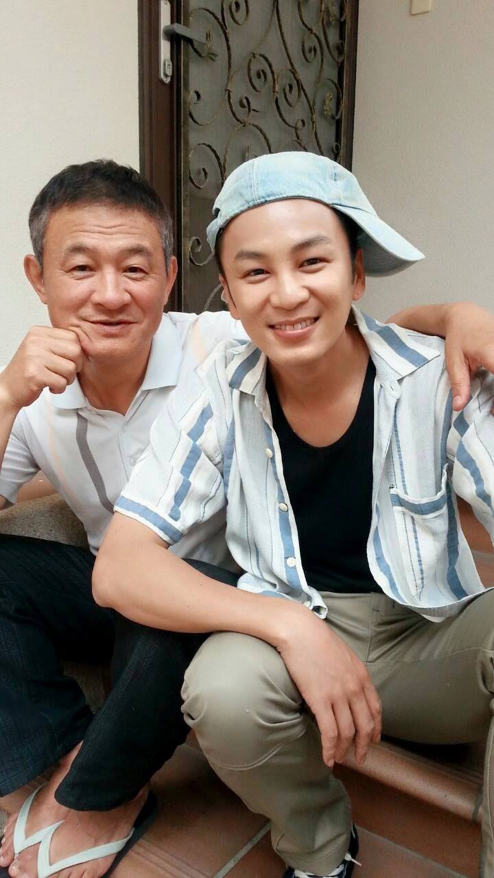 車禍帶走太太！本土男星咬牙根「養大兩女兒22年」　愛女畢業後「暖心告白爸爸」他喊：老婆可安心了