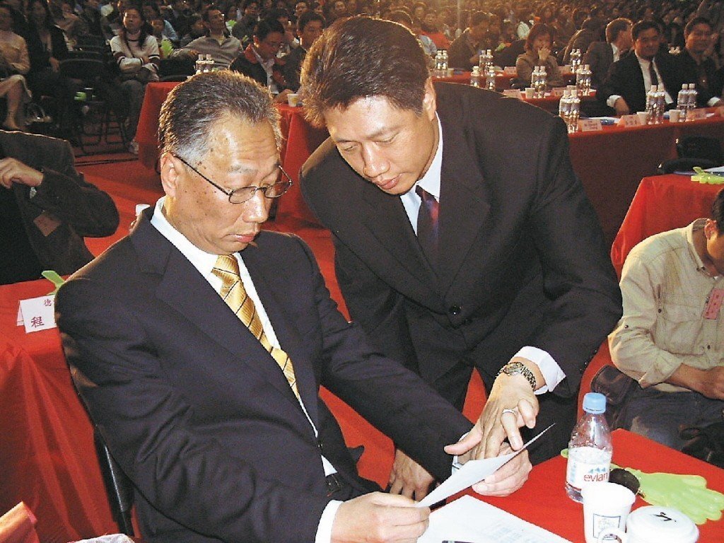 愛妻離開15年！郭台銘憶當年「她剩1個月可活」跳泳池大哭：錢買不回健康　2年後「最愛小弟也離開」成畢生最痛