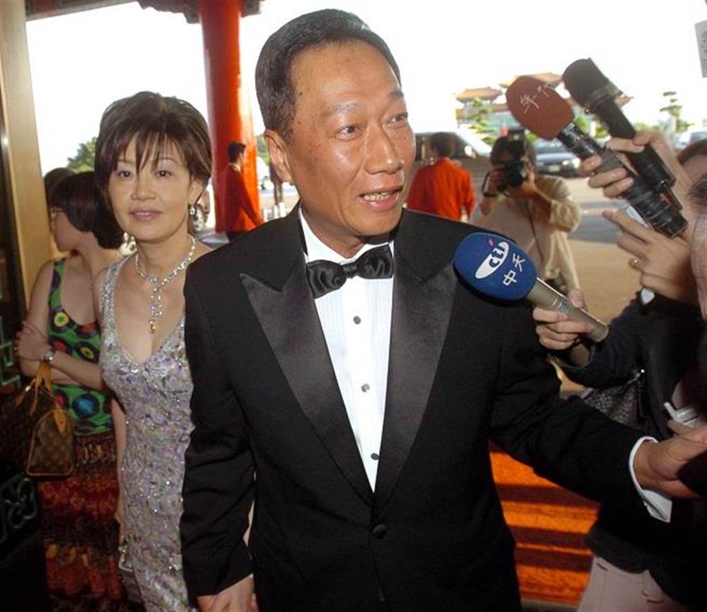 愛妻離開15年！郭台銘憶當年「她剩1個月可活」跳泳池大哭：錢買不回健康　2年後「最愛小弟也離開」成畢生最痛