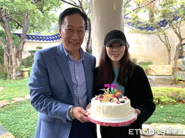 愛妻離開15年！郭台銘憶當年「她剩1個月可活」跳泳池大哭：錢買不回健康　2年後「最愛小弟也離開」成畢生最痛