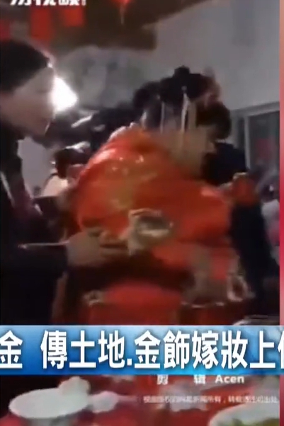 新郎笑不出來！迎娶肉肉新娘「光嫁妝就1.4億元」疑為錢結婚　網友「起底女方家族」驚：是真愛
