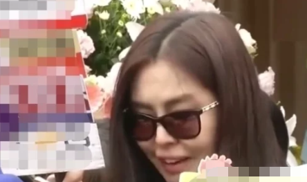 53歲未婚生活凄慘？王祖賢出家後「被酸一臉苦相」　息影16年不工作「依舊瀟灑」網：富婆的快樂你不懂