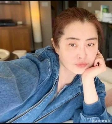 53歲未婚生活凄慘？王祖賢出家後「被酸一臉苦相」　息影16年不工作「依舊瀟灑」網：富婆的快樂你不懂