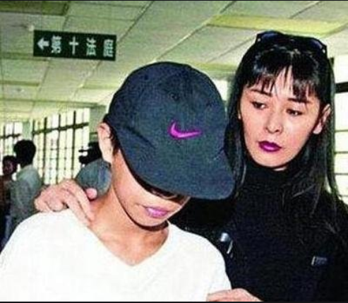 53歲未婚生活凄慘？王祖賢出家後「被酸一臉苦相」　息影16年不工作「依舊瀟灑」網：富婆的快樂你不懂