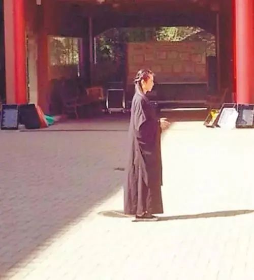 53歲未婚生活凄慘？王祖賢出家後「被酸一臉苦相」　息影16年不工作「依舊瀟灑」網：富婆的快樂你不懂