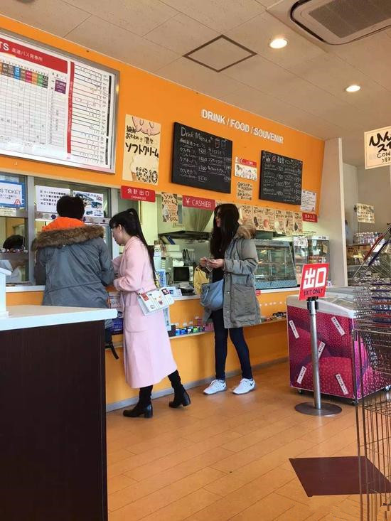 53歲未婚生活凄慘？王祖賢出家後「被酸一臉苦相」　息影16年不工作「依舊瀟灑」網：富婆的快樂你不懂