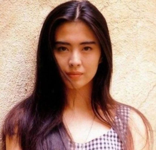 53歲未婚生活凄慘？王祖賢出家後「被酸一臉苦相」　息影16年不工作「依舊瀟灑」網：富婆的快樂你不懂
