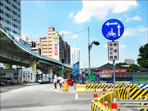 只是想左轉！網友在台南騎車驚見「七段式轉彎」　當地居民「完全沒鳥告示牌」：你外地來的吧？