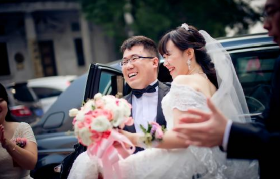 「天鵝頸新娘」驚羨來賓！脖子細直修長「走路好高雅」　 眾人連誇新郎好福氣：真像娶了位公主