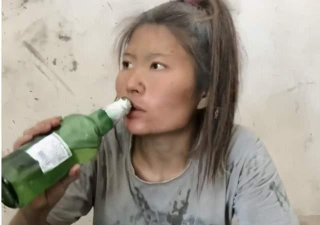 3年前賣慘走紅的水泥妹！現實中卻「開豪車住洋房」　 騙局被戳穿後「現況曝光」網友竊笑：自作自受