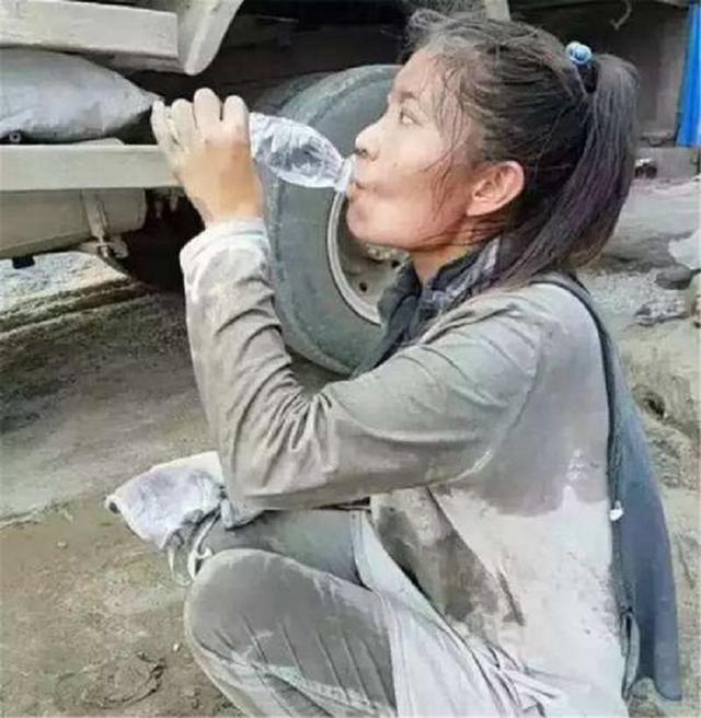 3年前賣慘走紅的水泥妹！現實中卻「開豪車住洋房」　 騙局被戳穿後「現況曝光」網友竊笑：自作自受