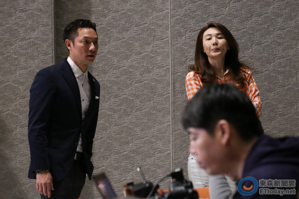 娶到老婆好幸運！ 謝祖武結縭18年「罕曬嬌妻」隨身帶結婚照　「對愛妻百依百順」笑回：我是真的怕老婆❤️