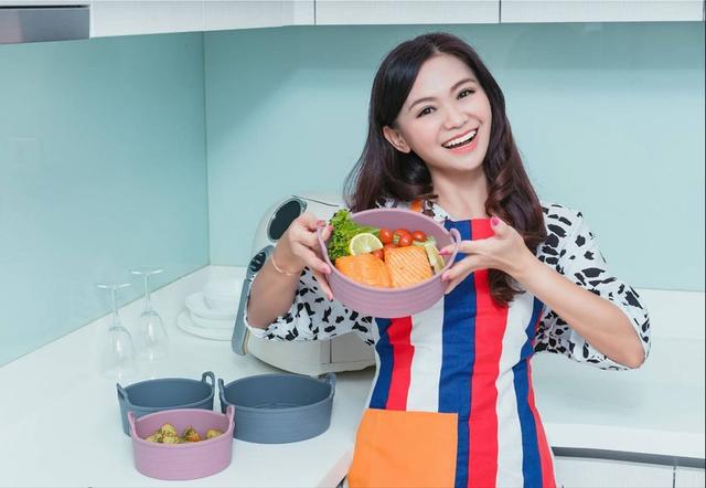 把老公熬成了爹！53歲奶奶「和丈夫合照像父女」與兒子孫子卻像一家3口　「凍齡」大揭秘：越活越年輕