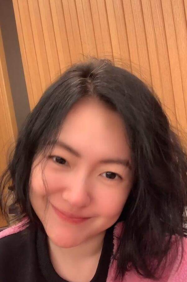 受夠了染髮！42歲小s「曬頭頂白髮」接受變老　直言讓其自由生長「曝超年輕心態」：已做好準備