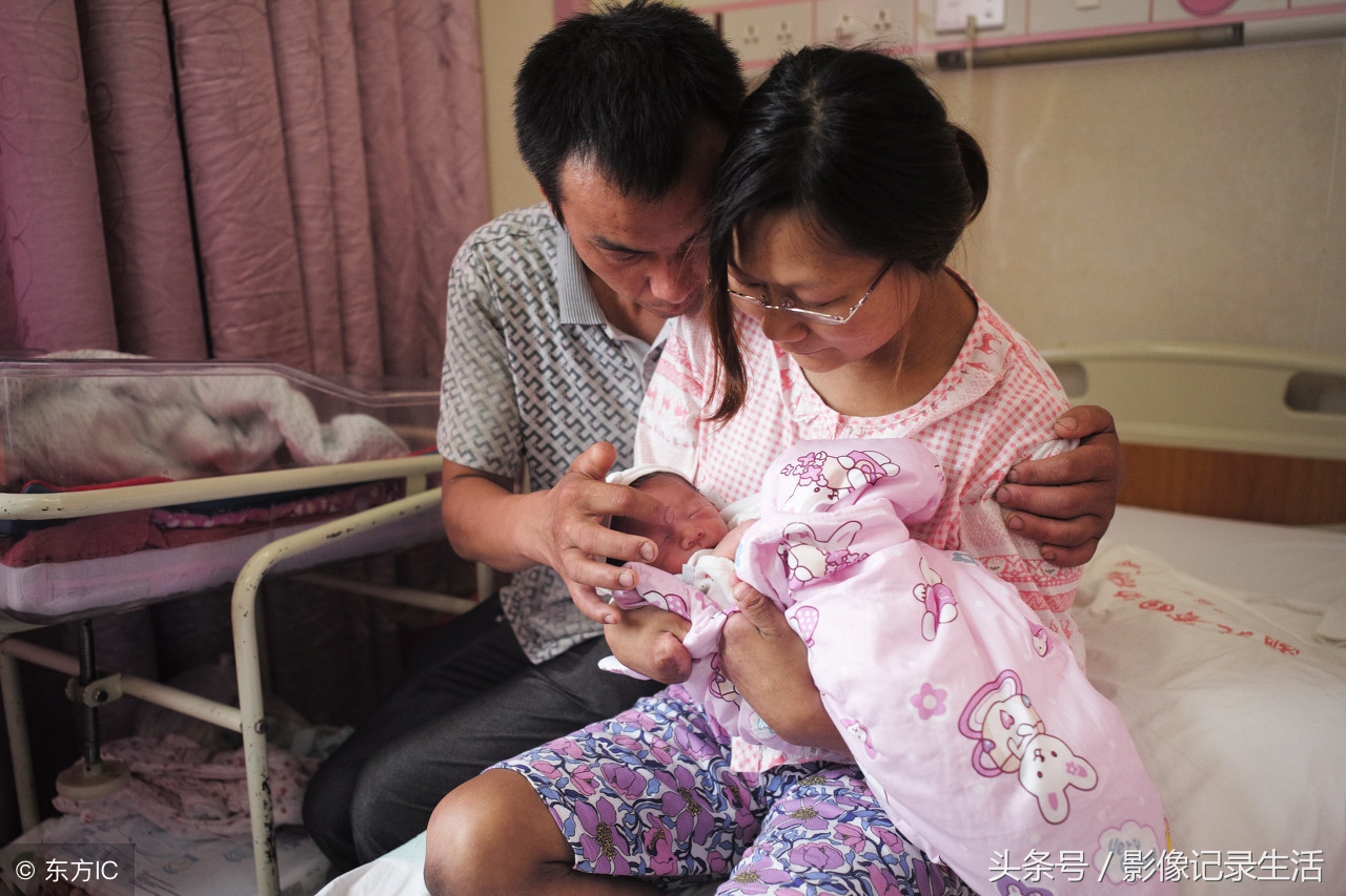 沒手又沒腳！35歲殘疾女順產健康男嬰　「跪行上大學」用堅強撐起一個家：詮釋母愛偉大❤️