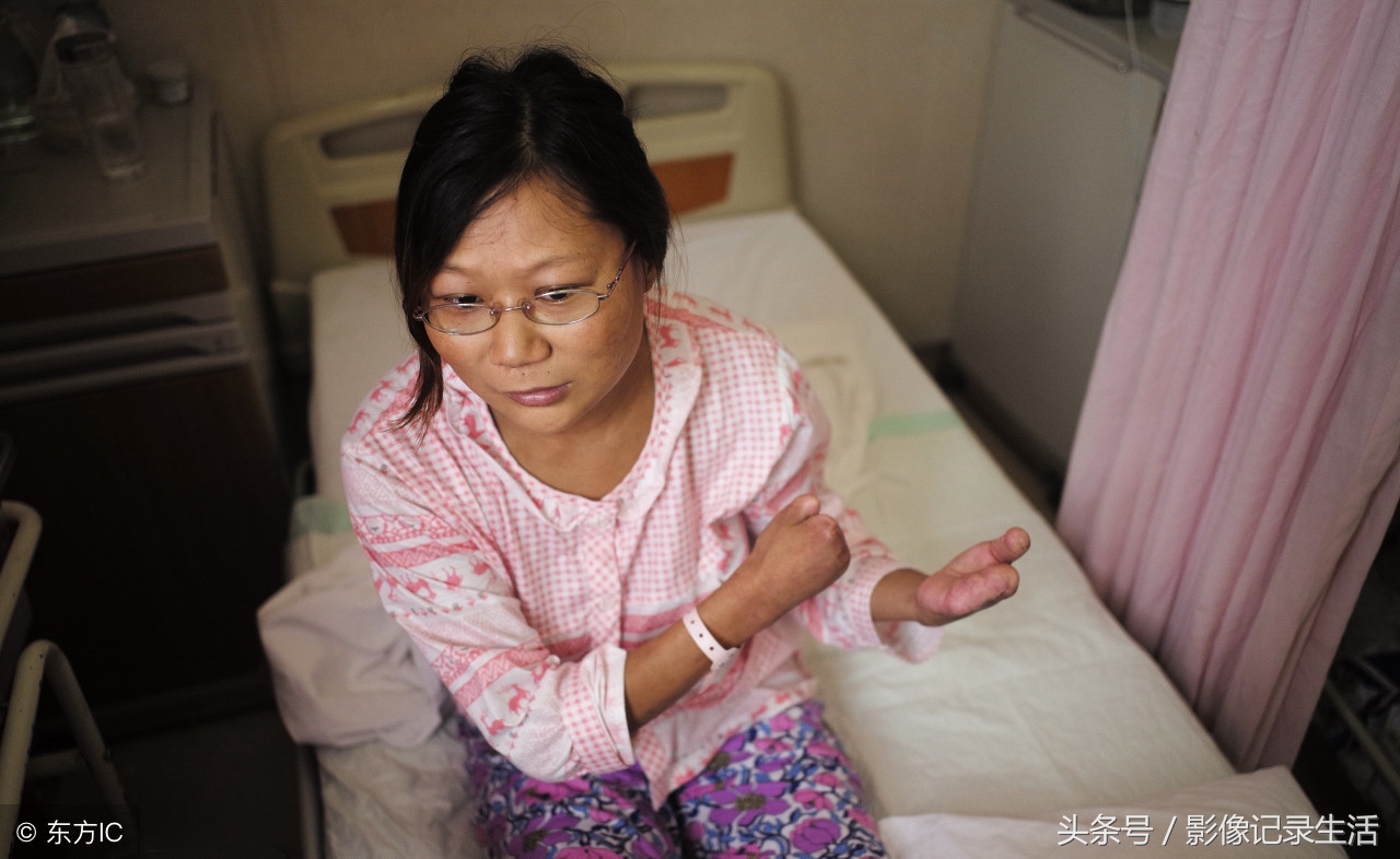 沒手又沒腳！35歲殘疾女順產健康男嬰　「跪行上大學」用堅強撐起一個家：詮釋母愛偉大❤️