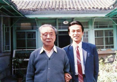 女學生苦追老師！老師與妻子離婚後娶她　相愛16年後丈夫卻再次出軌「她含淚把老師告上法庭」