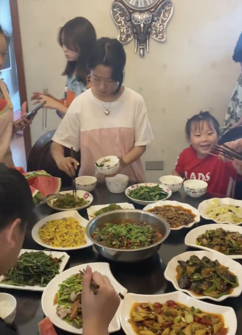 把舅舅當大哥！8外甥「每年暑假來他家報到」舅舅忙翻天　每日花5小時下廚「餐餐煮六斤米」舅媽也樂次不疲