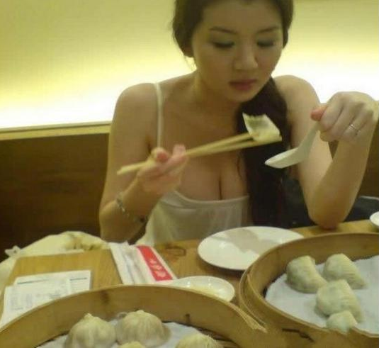 一頓吃20個餃子有錯？女孩點菜「被同桌男質疑吃太多」　女孩委屈回懟：「又不花你的錢」 