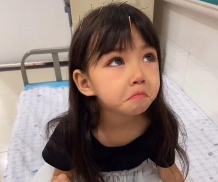 4歲小天使誤入凡間！女兒容貌精緻得「宛如洋娃娃」　媽媽卻難過淚崩：她是來「渡劫」的