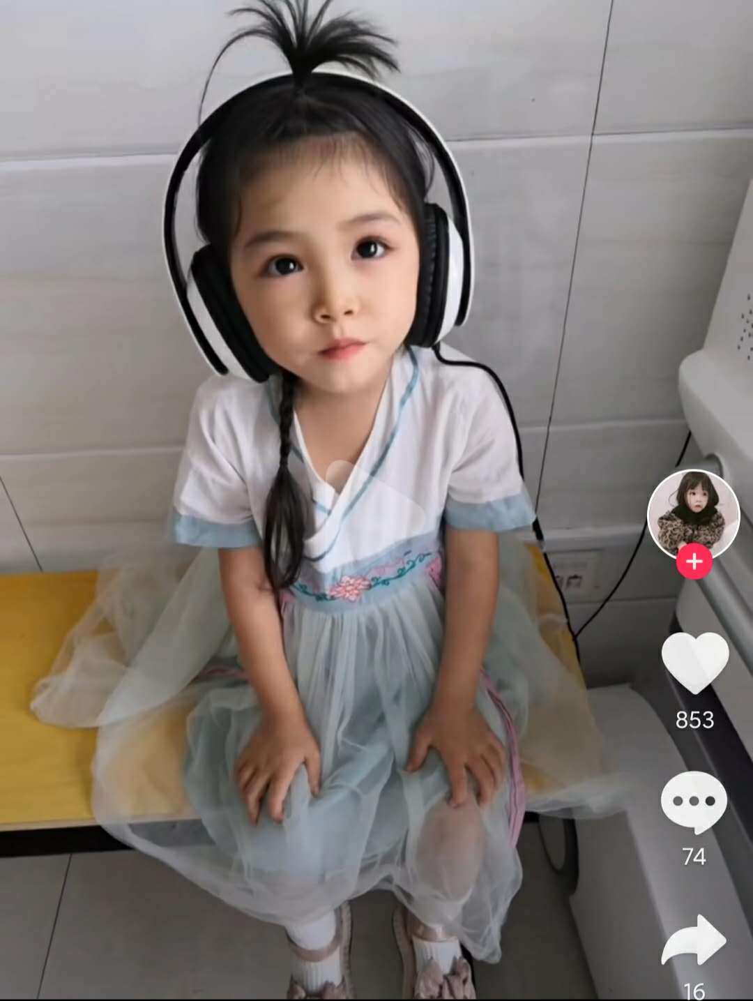 4歲小天使誤入凡間！女兒容貌精緻得「宛如洋娃娃」　媽媽卻難過淚崩：她是來「渡劫」的