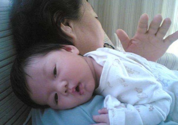 4歲小天使誤入凡間！女兒容貌精緻得「宛如洋娃娃」　媽媽卻難過淚崩：她是來「渡劫」的