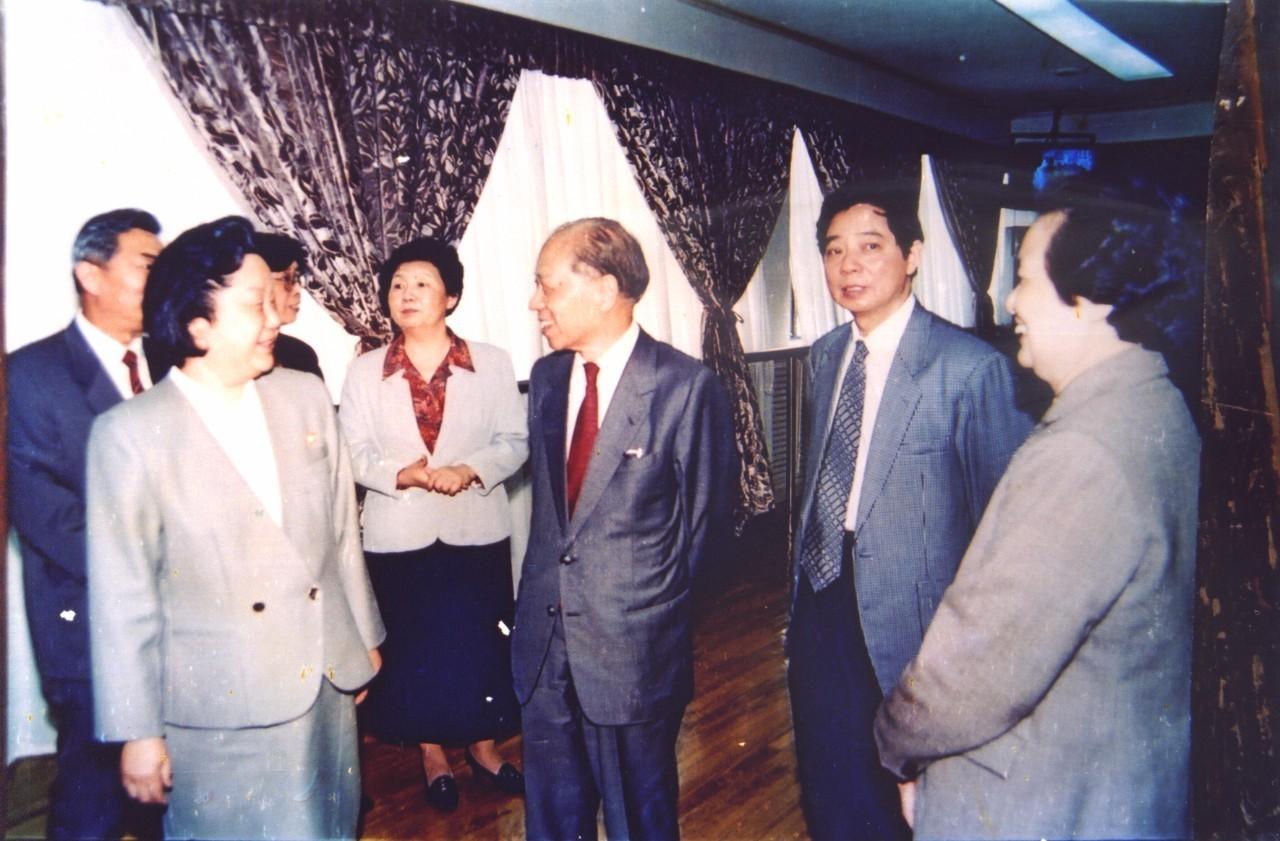   一路走好！曾拒霍英東重金追求「與汪明荃二女爭夫」　TVB初代女神隕落「香港眾天王」齊送別