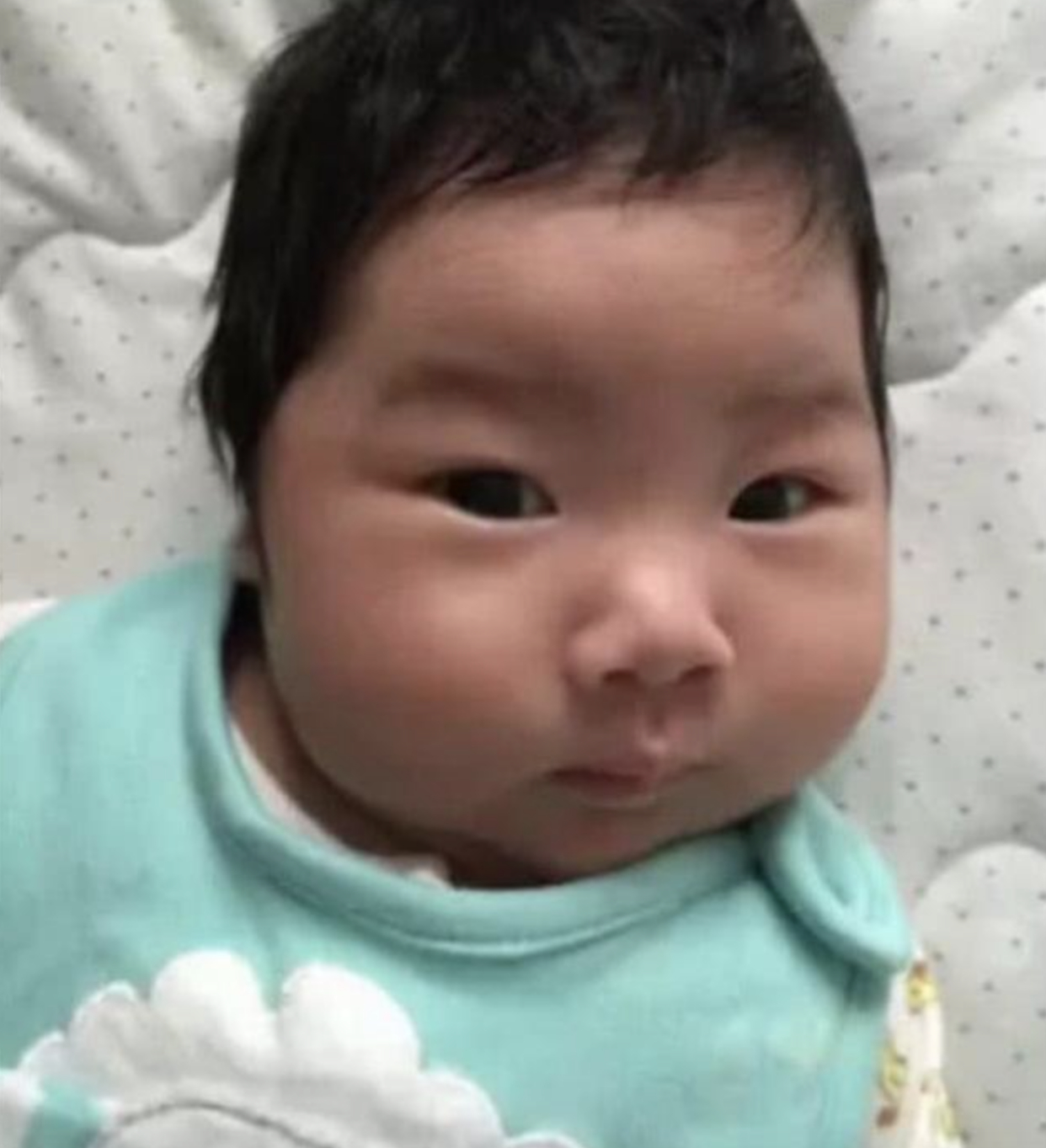 女大十八變！寶媽曬女兒「出生與5歲」時對比照　「樣貌變化」網友不敢認：確定同一個人嗎