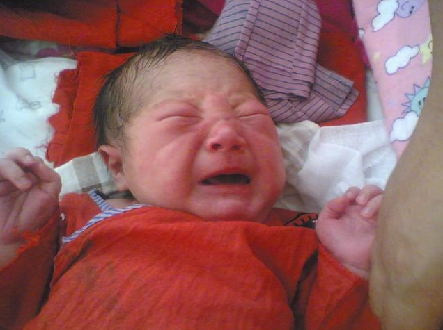 女大十八變！寶媽曬女兒「出生與5歲」時對比照　「樣貌變化」網友不敢認：確定同一個人嗎