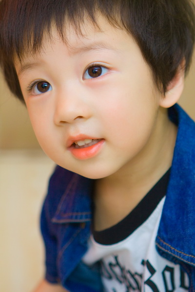女大十八變！寶媽曬女兒「出生與5歲」時對比照　「樣貌變化」網友不敢認：確定同一個人嗎